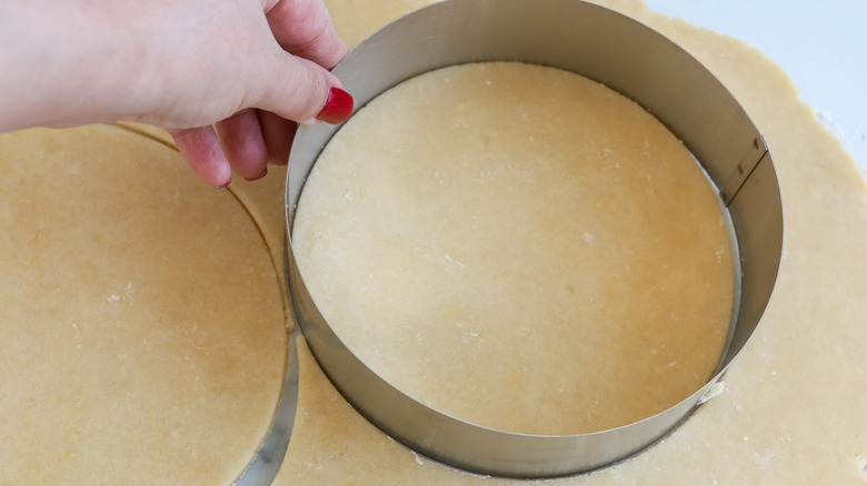 La pâte empanada étant coupée en cercles