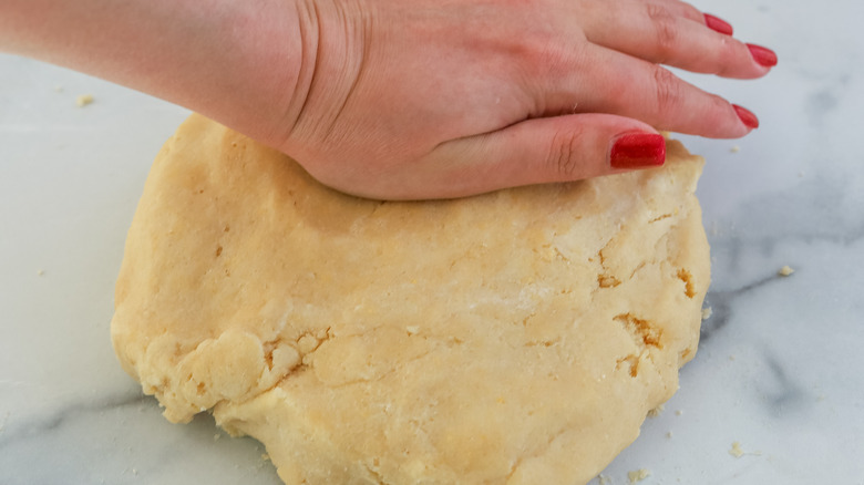 La pâte empanada étant pétrie