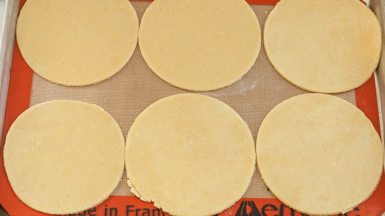 Cercles de pâte Empanada sur une plaque à pâtisserie