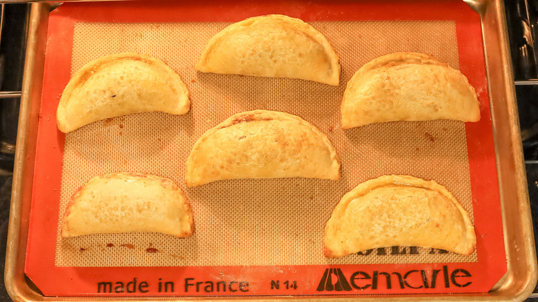 Empanadas cuites au four dans le four