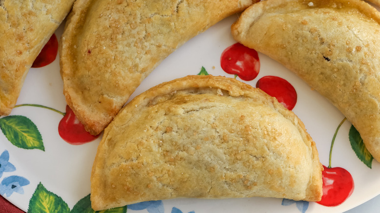 Gros plan d'une empanada à tarte aux cerises sur une assiette