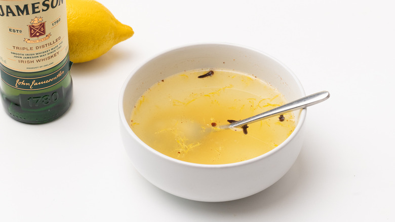 Mélange de citron chaud et d'épices
