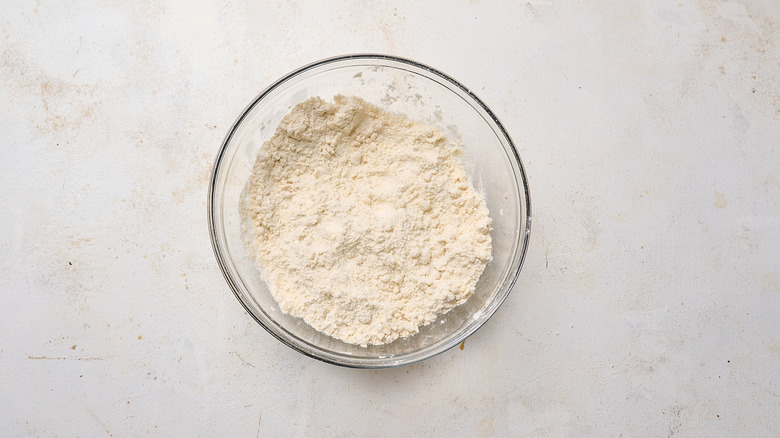 farine combinée avec du ghee dans le bol