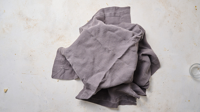 Bol recouvert de serviette