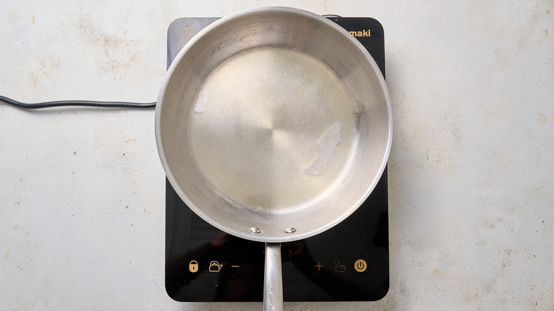 Faire fondre le ghee dans une poêle