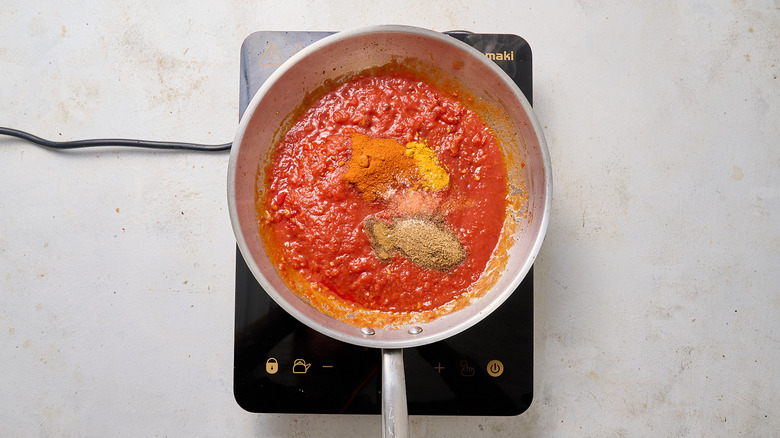 sauce tomate et épices dans la poêle