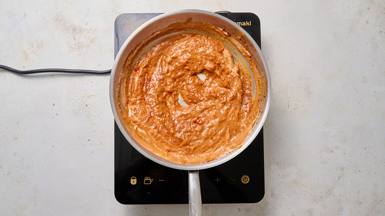 Curry mijotant dans la poêle