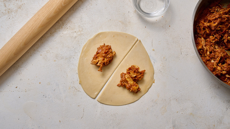Curry ajouté à la pâte Samosa