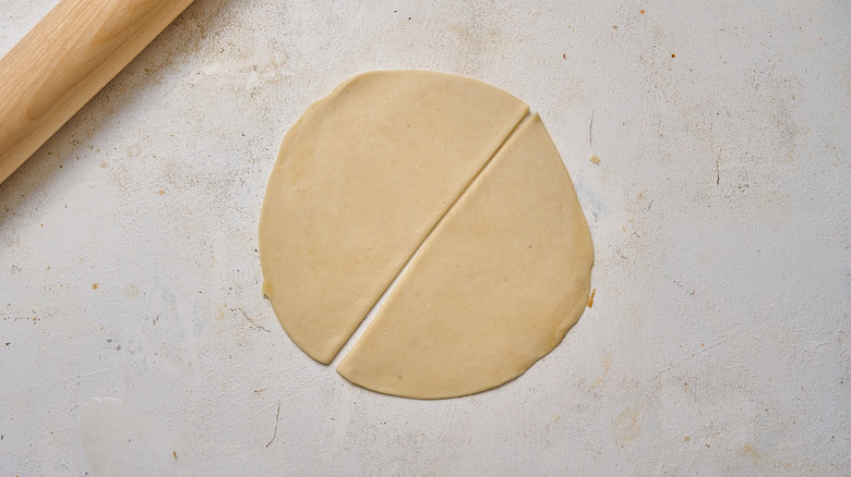 pâte divisée en demi-lunes