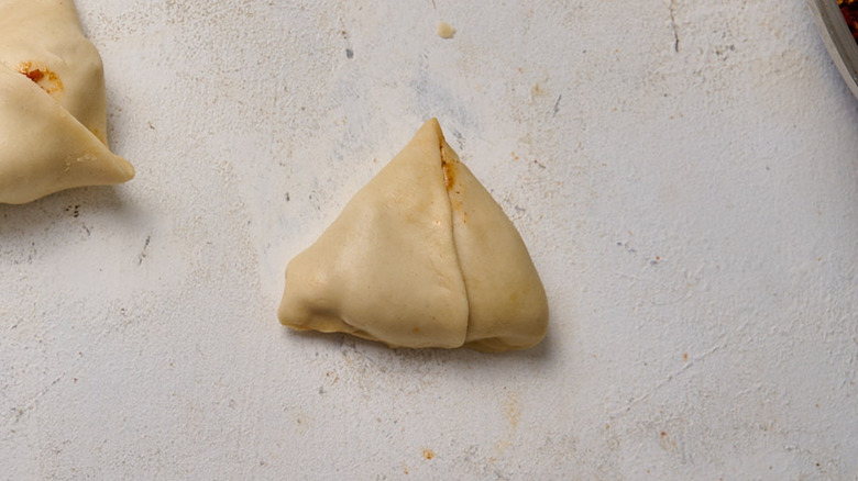 Samosa plié sur la table