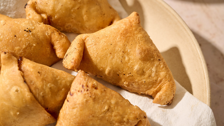 Samosa sur une assiette
