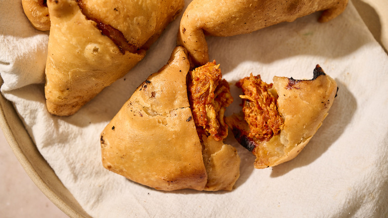 samosa avec curry de poulet sur la table