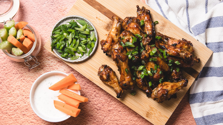 Les ailes, le céleri et les carottes collent au ranch et aux oignons verts