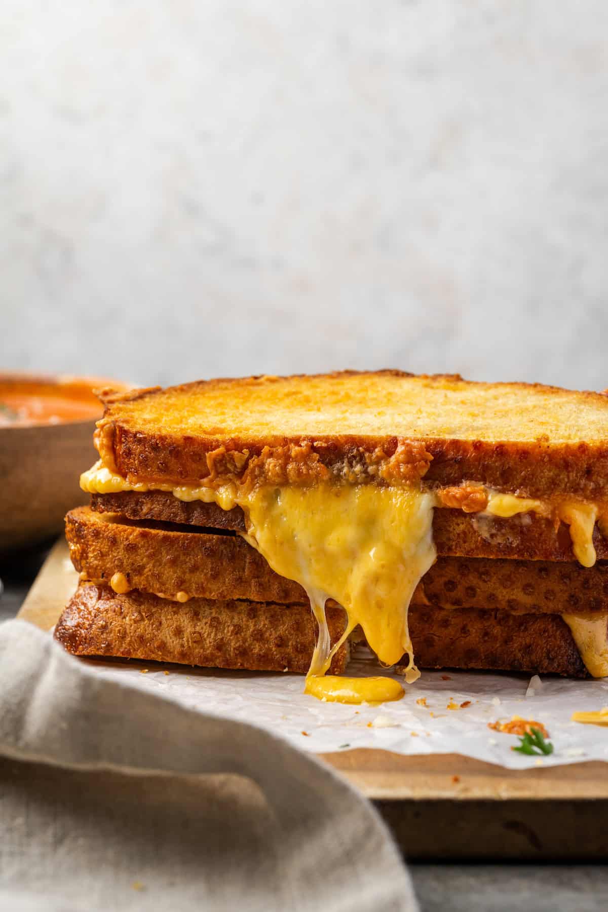 Ce fromage grillé aux frites à air prend des minutes à faire et sort doré à l'extérieur, parfaitement gluant à l'intérieur, avec de grandes cordes de fromage fondant! Deux frites au fromage grillé en sandwich empilées les unes sur les autres, avec du fromage gluant s'échappant du côté.
