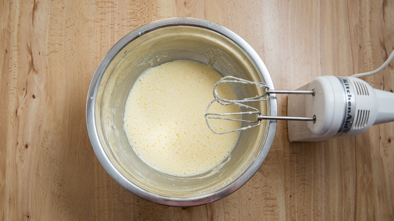 Pâte à gâteau battu dans le bol à mélanger