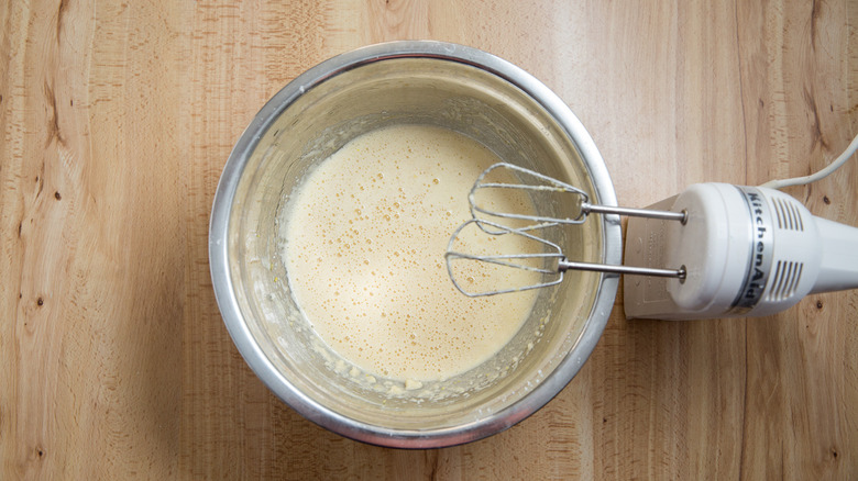 Pâte à gâteau battu dans le bol
