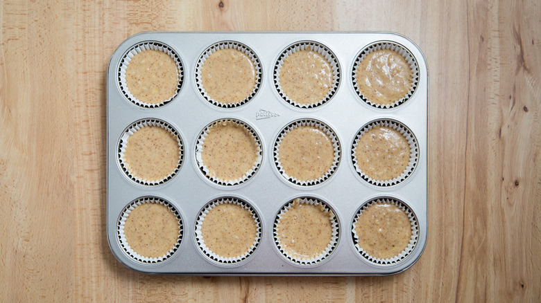 étain de muffin rempli sur la table