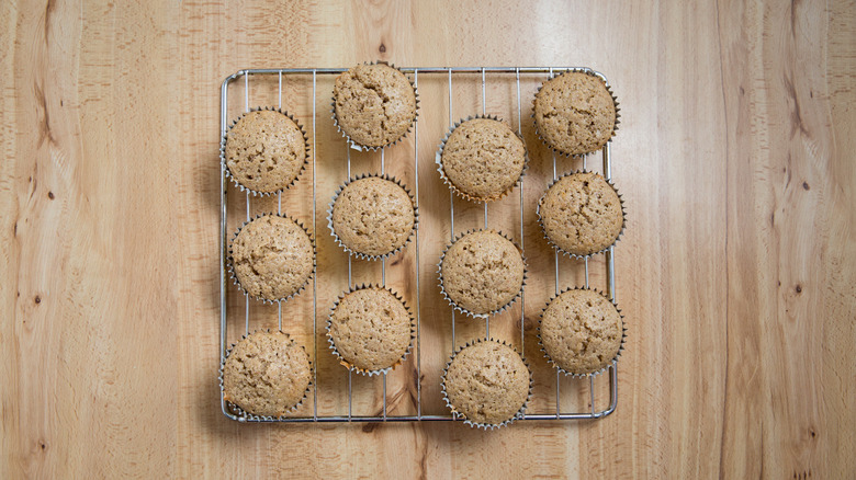 Cupcakes au four sur un rack de refroidissement
