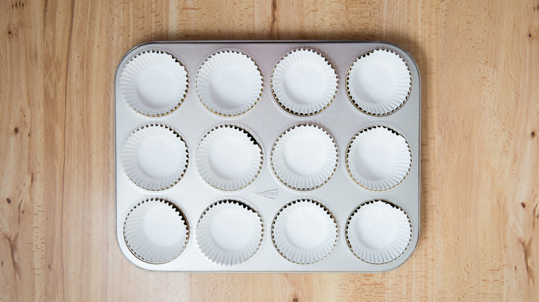 étain de muffin doublé sur la table