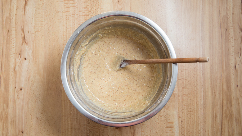 Pâte à gâteau dans le bol à mélanger