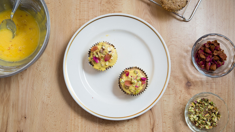 Cupcakes décorés sur une assiette blanche