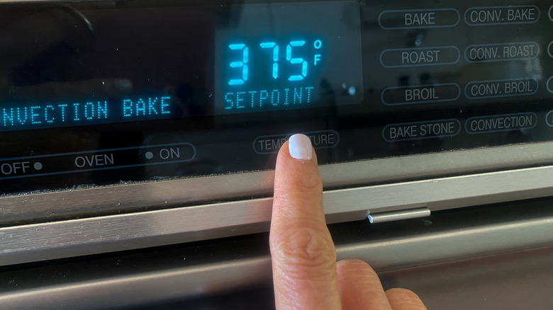 Température du four à réglage de la main à 375 F