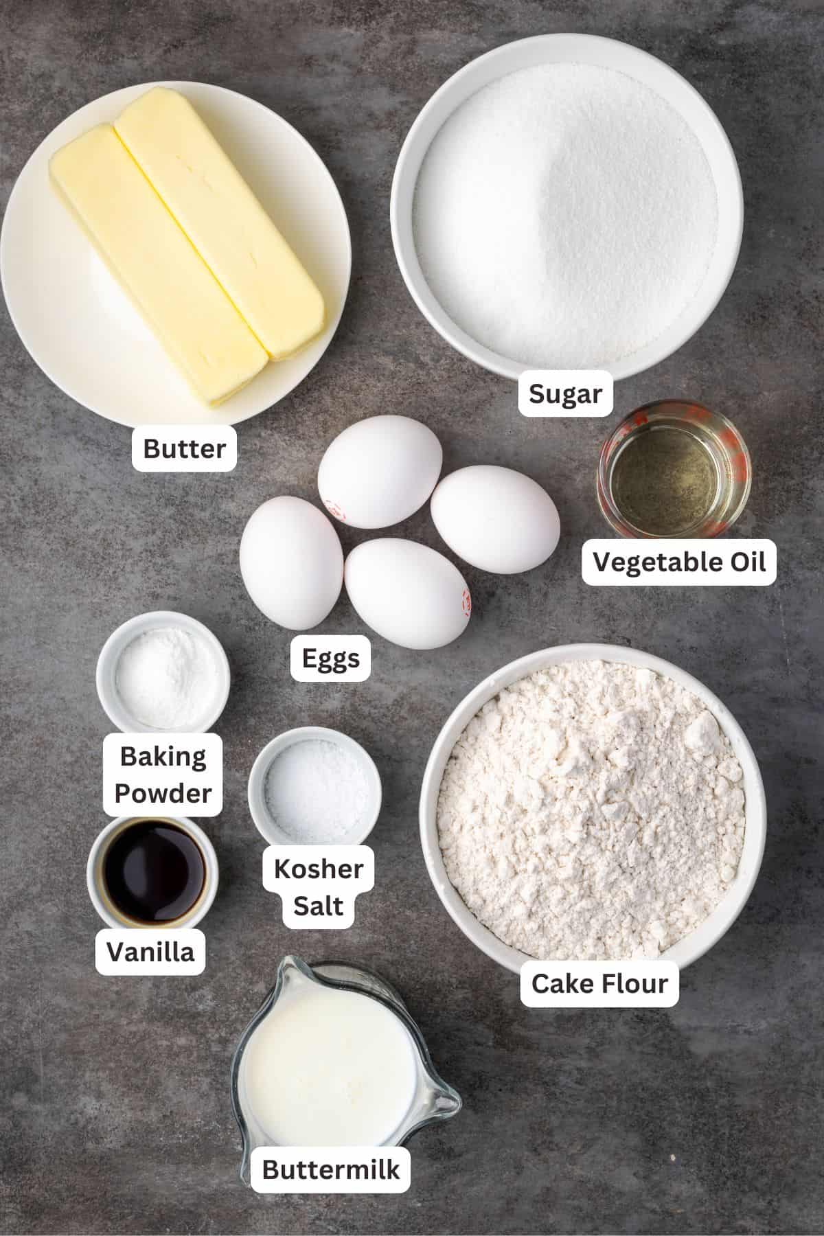 C'est le meilleur gâteau à la vanille à base de zéro! Apprenez à faire deux couches de gâteaux de vanille légères, moelleuses et parfaites givrées de crème au beurre. Les ingrédients pour un gâteau à la vanille parfait avec des étiquettes de texte recouvrant chaque ingrédient.