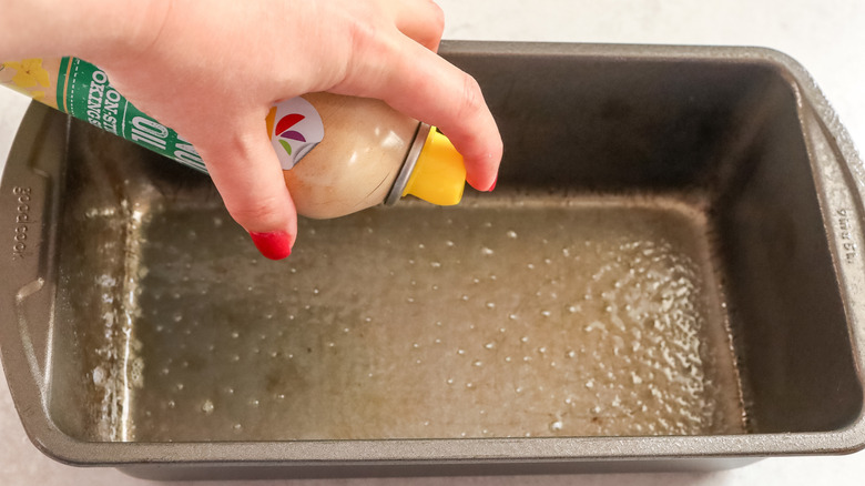 pulvériser de l'huile dans une casserole