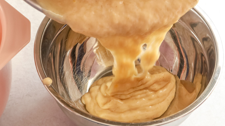 Verser une pâte de pain à la banane dans un bol
