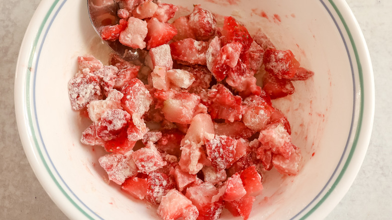 fraises hachées saupoudrées de farine