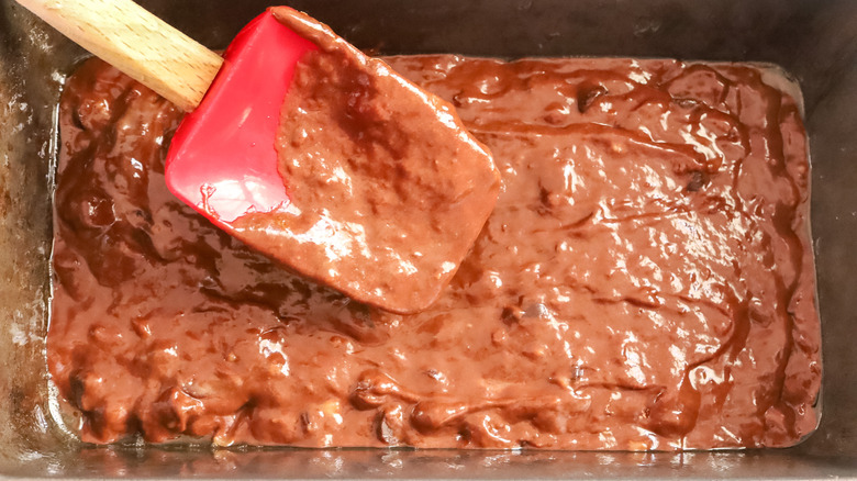 Pâte de pain à la banane au chocolat dans une casserole