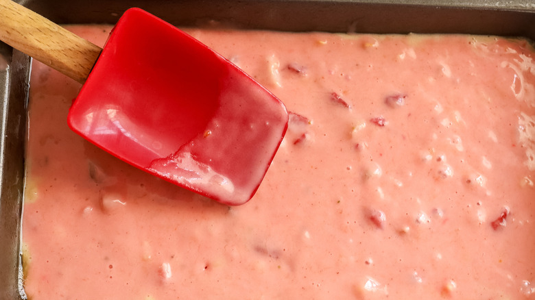 étalage de pain à la banane à la fraise dans une casserole de pain