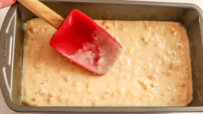 étalé de pain à la banane blanche dans une casserole de pain