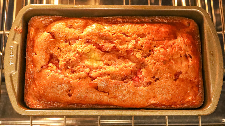 Banane cuit au four de pain divisé dans une casserole sur la grille