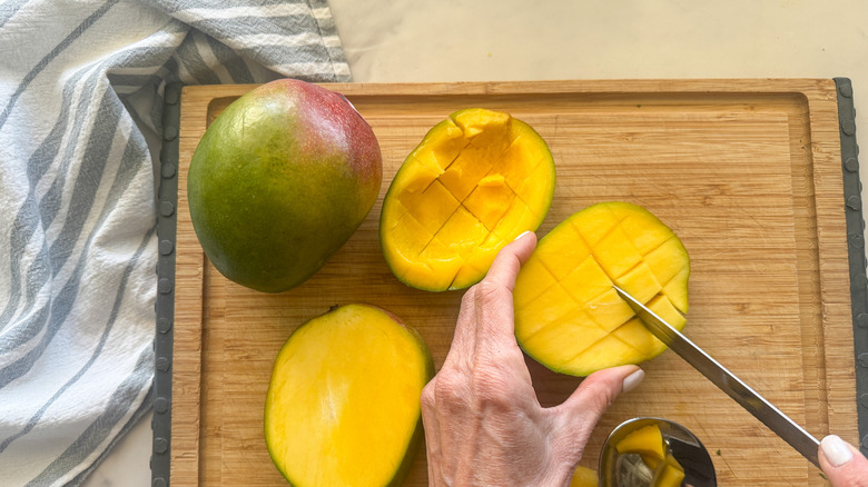 Coupe à la main Mango en cubes