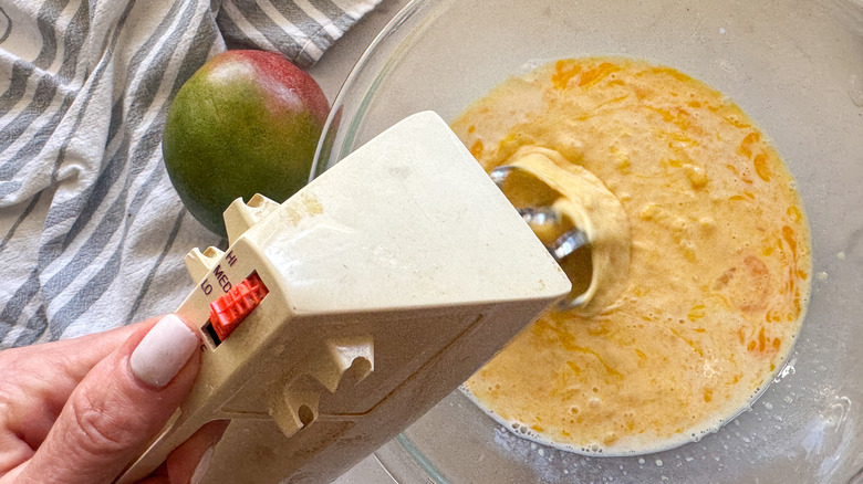 Mélange de mélange à main le remplissage du flan avec mélangeur électrique