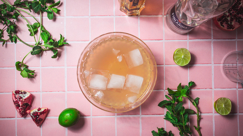 Grand bol avec punch rose et glace, avec des garnitures tout autour