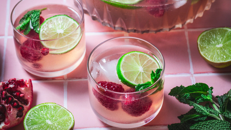 Deux verres de punch avec bol à punch en arrière-plan