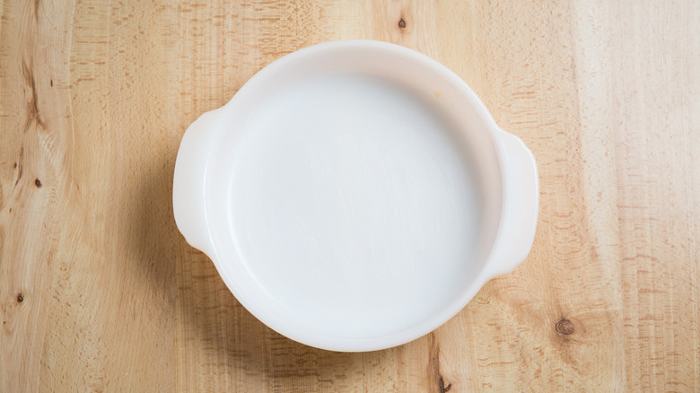 Pan ronde graissée sur la table