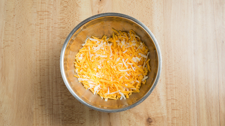 Fromages râpés mélangés dans le bol
