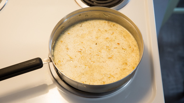 Cuisine de sauce à la crème dans la casserole