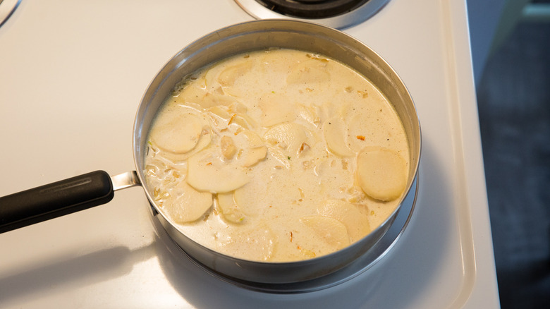 pommes de terre cuisinées dans la sauce à la crème