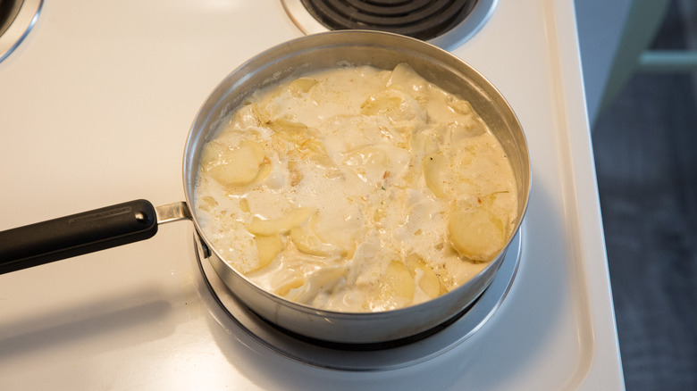 pommes de terre mijotées dans la sauce à la crème
