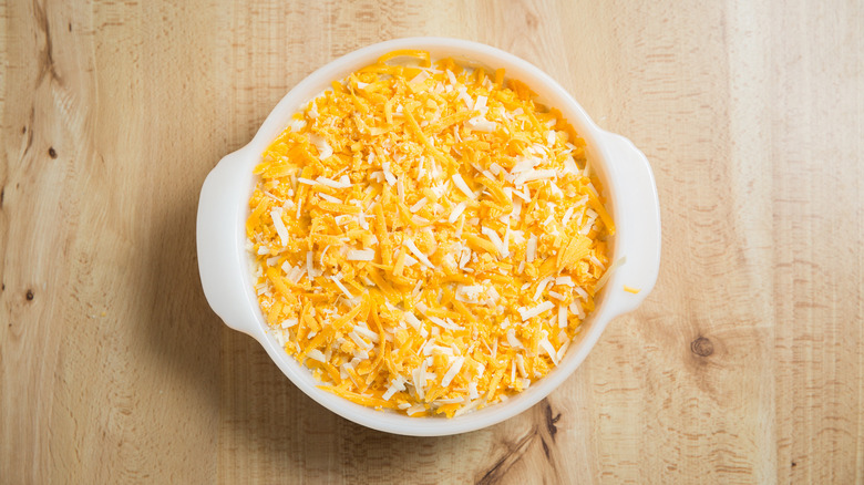 casserole au fromage non cuit sur la table
