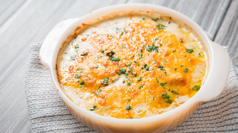 Casserole au fromage sur une table en bois