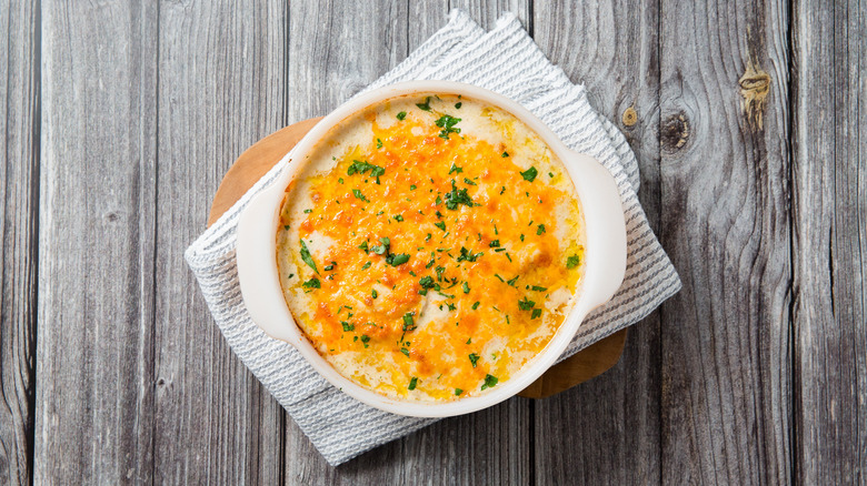 Casserole au fromage sur une table en bois