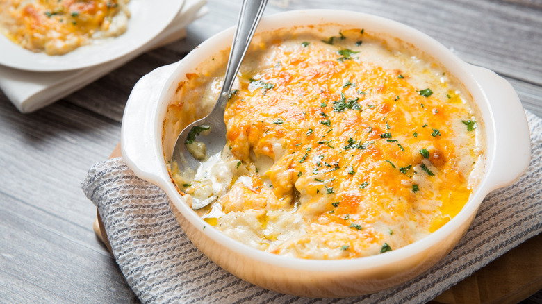 pommes de terre au gratin sur la table