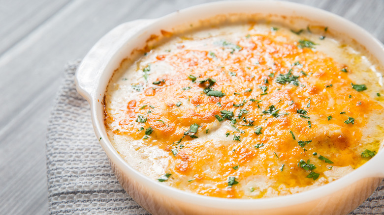 Casserole au fromage sur une table en bois