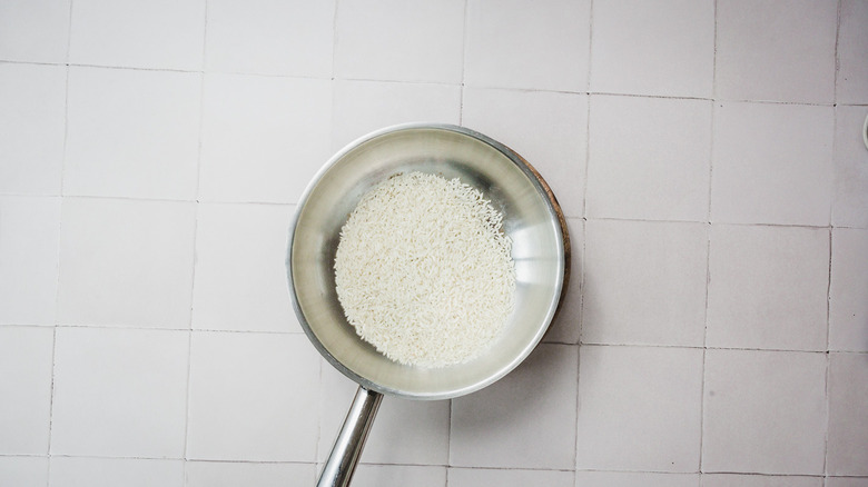 Riz brut dans la casserole