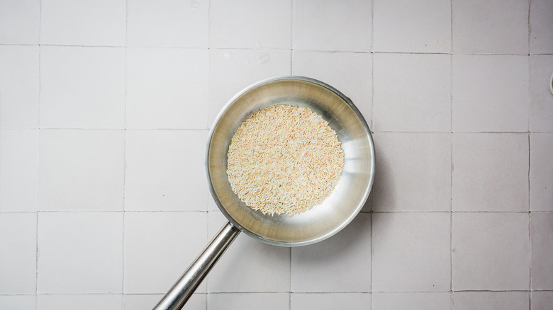 Riz grillé dans la casserole